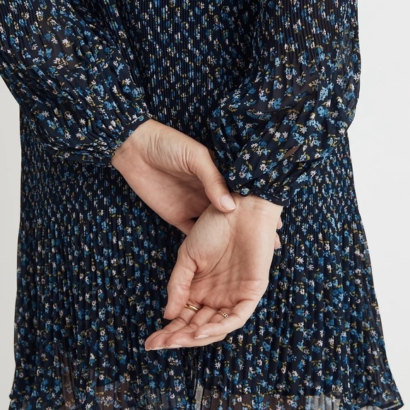 NWT Madewell Crinkle ‘Georgette’ Floral Mini Dress in Deep Indigo Size Medium - Picture 3 of 10